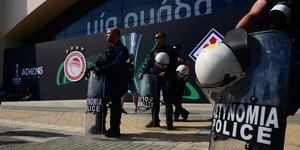 Αστυνομικές δυνάμεις έξω από την OPAP Arena για τον τελικό του Conference League