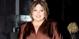 Η Δανάη Μπάρκα με το φόρεμα που κολακεύει τις γυναίκες με καμπύλες