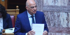 Νίκος Δένδιας δειχνει χαρτια