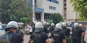 Έξω από το Δικαστικό Μέγαρο Καλαμάτας