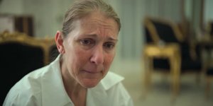 Σελίν Ντιόν: «Αν δεν μπορώ να περπατήσω, θα μπουσουλίσω» -Συγκινεί η τραγουδίστρια στο τρέιλερ για το νέο ντοκιμαντέρ