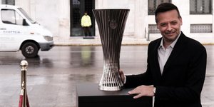 Ο Χάρης Δούκας με το τρόπαιο του Europa Conefernce League στην πλατεία Κοτζιά