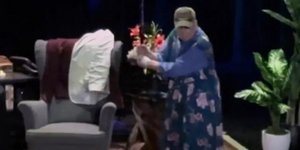 Ο Ρίτσαρντ Ντρέιφους με φόρεμα στη σκηνή του θεάτρου