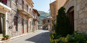 Στα Λαγκάδια πετροχτιστα σπιτια