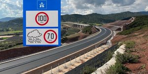 Οι πινακίδες στον Ε65