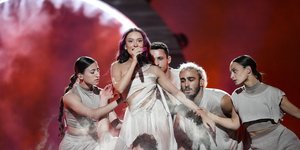Η Έντεν Γκολάν στη σκηνή της Eurovision