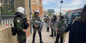 Αστυνομικοί έξω από τη Νομική