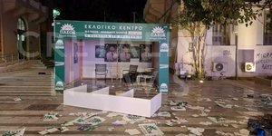 Εκτεταμένες ζημιές προκάλεσαν άγνωστοι στο εκλογικό περίπτερο του ΠΑΣΟΚ στο κέντρο του Ηρακλείου Κρήτης