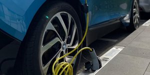 Φορτιστής ηλεκτρικού αυτοκινήτου σε πεζοδρόμιο