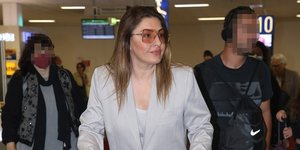 Η Έλενα Παπαρίζου με το κοστούμι της κάνει την απρόσμενη πρόταση για το ταξιδιωτικό look