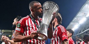 Ο Ελ Κααμπί φιλάει το τρόπαιο του Conference League