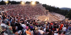 Παράσταση στην Επίδαυρο  κοσμος 