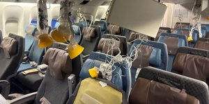 Το εσωτερικό της πτήσης της Singapore Airlines μετά τις αναταράξεις/Φωτογραφία Reuters
