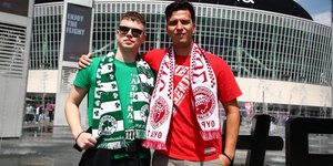 Φίλαθλοι Παναθηναϊκού AKTOR και Ολυμπιακού φωτογραφίζονται αγκαλιά στο Βερολίνο