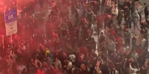 Οπαδοί του Ολυμπιακού πανηγυρίζουν τη μεγάλη πρόκριση στον τελικό του Conference League