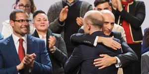 Ο Κρις Φερν αγκαλιάζει τον πρώην πρωθυπουργό της Μάλτας