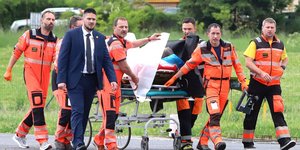 Ο πρωθυπουργός της Σλοβακίας Φίτσο μεταφέρεται σε ελικόπτερο