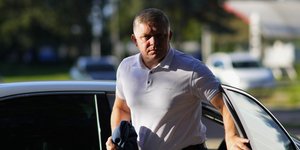 Ο Ρόμπερτ Φίτσο κρατάει σακάκι