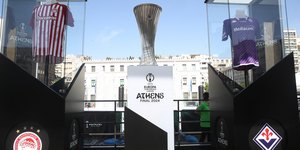 Το κύπελλο του Conference League και οι φανέλες Ολυμπιακού και Φιορεντίνα