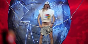  Σοκ στην Eurovision με τον γυμνό τραγουδιστή της Φινλανδίας 