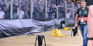 Σπασμένα καθίσματα στην OPAP Arena από οπαδούς της Φιορεντίνα