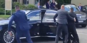 Η στιγμή που οι δυνάμεις ασφαλείας φυγαδεύουν τον Σολαβάκο πρωθυπουργό,