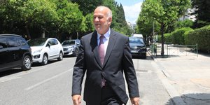Ο Γιώργος Φλωρίδης περπατά στον δρόμο
