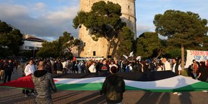 Φοιτητές με παλαιστινιακή σημαία στον Λευκό Πύργο