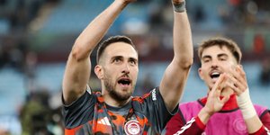 Ο Κώστας Φορτούνης περιχαρής μετά τη τεράστια νίκη στο Villa Park