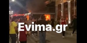 Οπαδοί του Ολυμπιακού έβαλαν φωτιά σε μαγαζί στη Χαλκίδα κατά τη διάρκεια των πανηγυρισμών για το Europa Conference League
