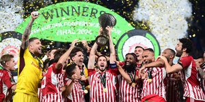 Ο Κώστας Φορτούνης σηκώνει το τρόπαιο στον αττικό ουρανό