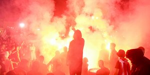 Οπαδοί του Ολυμπιακού πανηγυρίζουν τη κατάκτηση του Europa League 