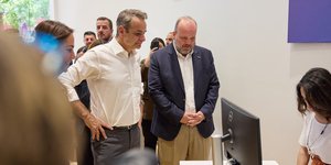 Ο πρωθυπουργός Κυριάκος Μητσοτάκης με τον διοικητή της ΔΥΠΑ Σπύρο Πρωτοψάλτη