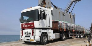 φορτηγο ξεφορτωνουν 