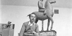 Ο Γιάννης Παππάς στο εργαστήριό του με τον ανδριάντα του Μεγ. Αλεξάνδρου