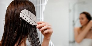 Τι θα συμβεί αν κοιμηθείτε με βρεγμένα μαλλιά;