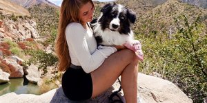 Η Τζέιμι Σίμπσον με ένα από τα σκυλιά υπηρεσίας της 