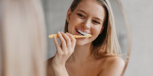 Γυναίκα βουρτσίζει τα δόντια της