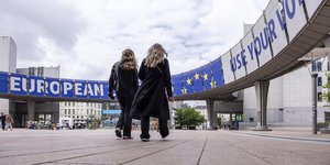 Γυναίκες περπατούν έξω από το Ευρωκοινοβούλιο