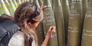 Η Νίκι Χέιλι φωτογραφήθηκε ενώ έγραφε «αποτελειώστε τους» σε ισραηλινή οβίδα 