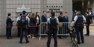 Αστυνομικοί έξω από το δικαστήριο του Χονγκ Κονγκ, όπου δικάζονταν υπέρμαχοι της δημοκρατίας