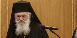 Ο Αρχιεπίσκοπος Ιερώνυμος πίσω από ένα μικρόφωνο