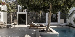 Αυλή πισίνα κατοικία Σαντορίνη 