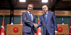 Κυριάκος Μητσοτάκης και Ταγίπ Ερντογάν ανταλάσσουν χειραψία μετά τη συνέντευξη Τύπου