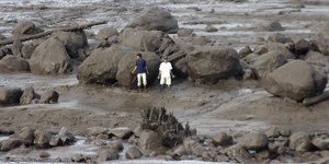 Ανδρες στην Ινδονησία σε περιοχή με λάσπες