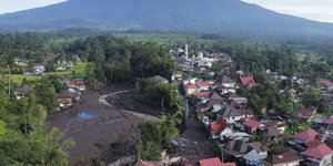 Καταστροφές από τις κατολισθήσεις σε χωριό της νήσου Σουμάτρα της Ινδονησίας