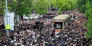 Χιλιάδες Ιρανοί συνέρρευσαν στην Ταμπρίζ για να τιμήσουν τον πρόεδρο Ραϊσί