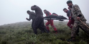 Ιράν: φωτογραφίες από τη μεταφορά των σορών του προέδρου Ραϊσί και του ΥΠΕΞ / AP