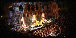 μεγαλος σταυρος στη σκηνη 