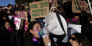 Nέοι διαδηλώνουν στην Ιταλια